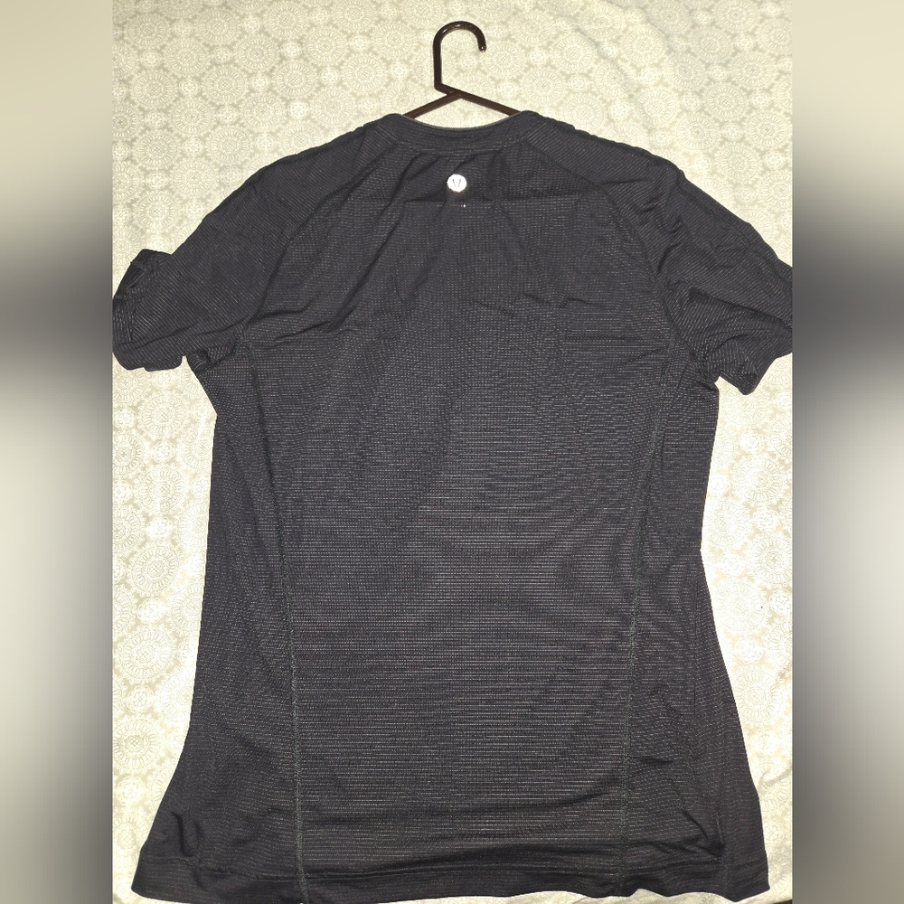Lululemon Men's Black Shirt